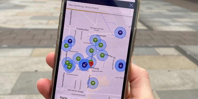 Auf einem Handy ist ein Ausschnitt der verfügbaren WLAN-Hotspots zu erkennen