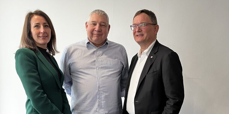 vlnr. Dzenana Sabic, Abteilungsleiterin Digitalisierung, Organisation und IT, Thomas Peters, Fachbereichsleiter Organisation, Personal, Zentrale Dienste, Bürgermeister Dirk Gene Hagelstein