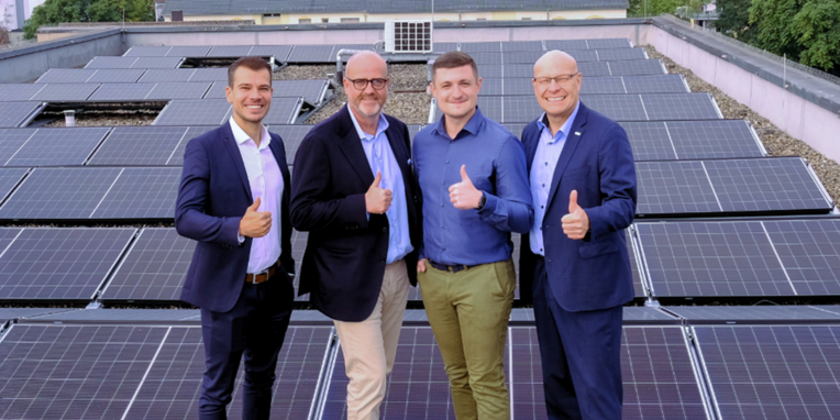 Bildlegende: (v.l.) Darjan Condric (Leiter Key-Account-Management, Stadtwerke Neu-Isenburg), Stephan Gangnus (Geschäftsführer, KS Verwaltungsgesellschaft), Manuel Müller (Key-Account-Management, Stadtwerke Neu-Isenburg) und Stadtwerke-Geschäftsführer Kirk Reineke auf dem Dach des Facharztzentrums, wo 470 neue Solarmodule für das Mieterstromprojekt installiert wurden.