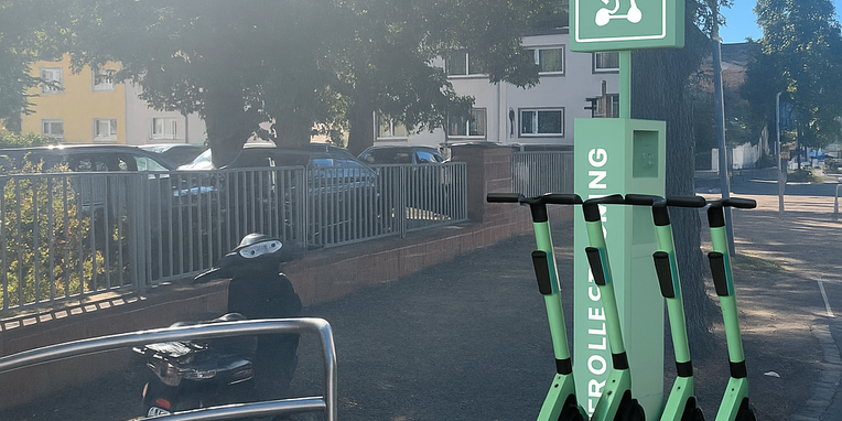Mit KI wurde eine E-Roller LAdestation visualisiert