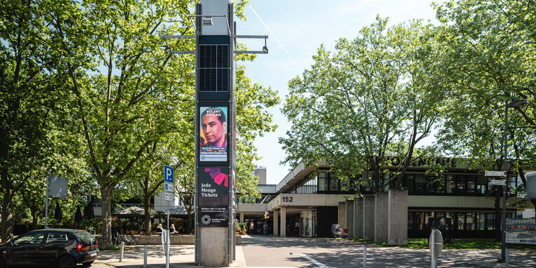 Außenansicht der Hugenottenhalle in Neu-Isenburg