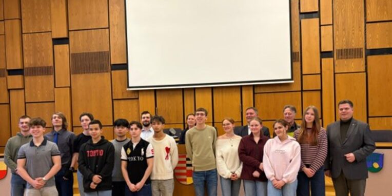 Das neu gewählte und konstituierte Kernteam des Jugendforums Neu-Isenburg