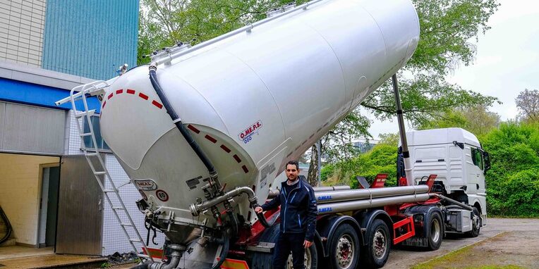Christoph Pfaff, Abteilungsleiter Gas, Wasser, Fernwärme Stadtwerke Neu-Isenburg überwacht die Sanierungsarbeiten und ist bei der Befüllung des Filterbehälters vor Ort.