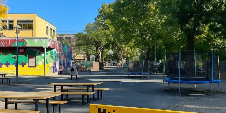 Vorschlag für eine Meinungsbank auf dem Gelände der Brüder Grimm Schule