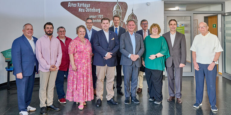 Der Magistrat der 20. Legislaturperiode. Vlnr: Pierre Fontaine, Nick Papk Amoozegar, Yvonne Lammersdorf, Susanne Schmidt, Thomas Rost, Erster Stadtrat Stefan Schmitt, Thorsten Klees, Bürgermeister Dirk Gene Hagelstein, Klaus-Peter Flesch, Andrea Finas, Andreas Frache, Dirk Wölfing. Es fehlt Christian Beck.